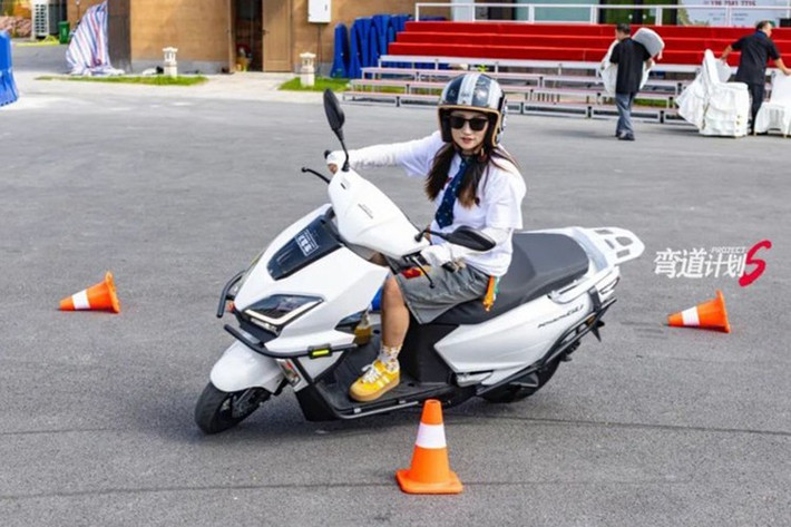 Kết hợp với hệ thống tạm ngắt động cơ IDLING STOP, xe tăng tốc mượt mà từ trạng thái dừng. Mức tiêu hao nhiên liệu chỉ 1,9L/100 km, rất lý tưởng cho dòng xe đô thị tiết kiệm.