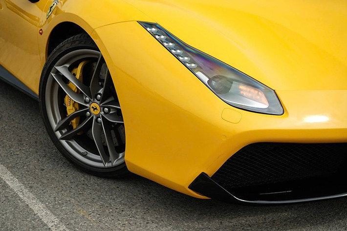 Ngoài màu mới dán, chiếc siêu xe Ferrari 488 Spider mui trần này còn có nhiều chi tiết sơn đen, bộ mâm 5 chấu kép màu bạc cùng kẹp phanh màu vàng rất nổi bật.