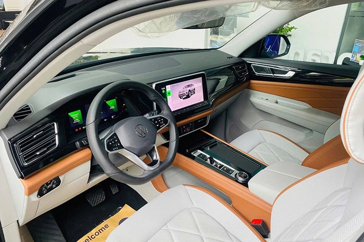 Bên trong, xe có thiết kế nội thất mang đậm phong cách tối giản và sang trọng cộp mác Volkswagen. Một số trang bị nổi bật của mẫu SUV này bao gồm màn hình giải trí 12 inch, bảng đồng hồ có kích thước 10,25 inch, cần số điện tử, vô-lăng thiết kế mới, ốp bảng điều khiển tích hợp đèn trang trí 30 màu với giao diện trời sao, điều hòa tự động 3 vùng, hệ thống âm thanh Harman Kardon 12 loa.