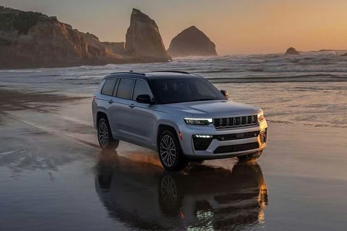 Jeep đang khá bận rộn khi hãng xe này vừa hồi sinh dòng xe Cherokee và nâng cấp mẫu SUV đầu bảng Grand Wagonee. Thương hiệu xe địa hình này hiện đã tiếp tục dồn sự chú ý tới Jeep Grand Cherokee, với bản cập nhật giữa vòng đời cho năm 2026.