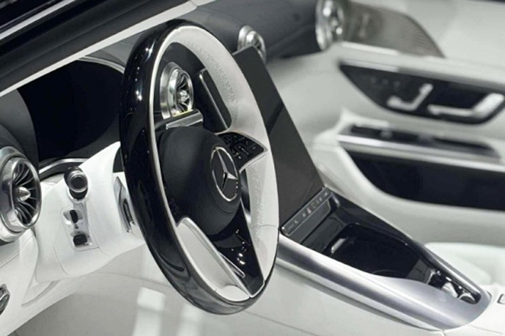 Dù mang phong cách năng động, tổng thể chiếc xe vẫn toát lên sự tinh tế và chuẩn mực của triết lý “Luxury Haute Voiture” mà Mercedes-Maybach theo đuổi. Khoang nội thất là nơi thể hiện rõ nhất đẳng cấp thủ công. Từng chi tiết đều được hoàn thiện bằng da Exclusive Nappa Crystal White, kết hợp các đường chỉ khâu Monogram nổi.