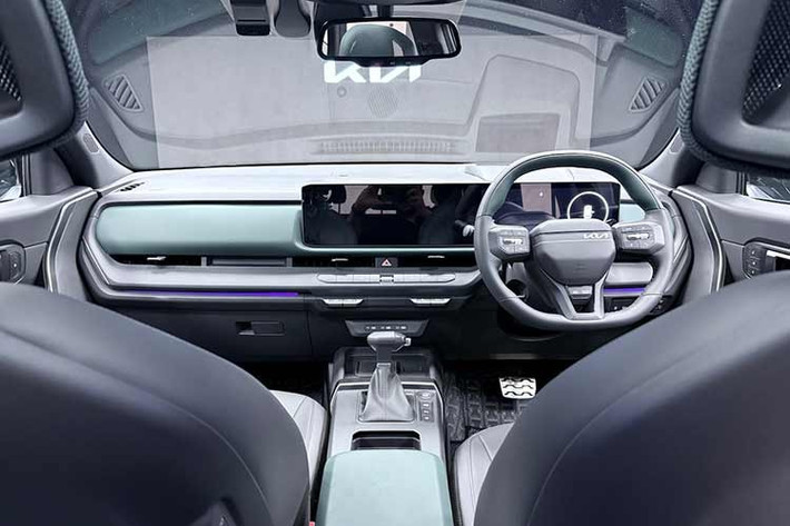 Khoang nội thất cũng được làm mới theo phong cách các mẫu xe điện của Kia. Xe sở hữu cụm màn hình liền mạch kích thước lớn cho bảng đồng hồ và giải trí, đi kèm không gian rộng rãi và chất lượng hoàn thiện được nâng cấp. Hệ thống giải trí hỗ trợ cập nhật qua mạng (OTA) và tích hợp trợ lý AI.