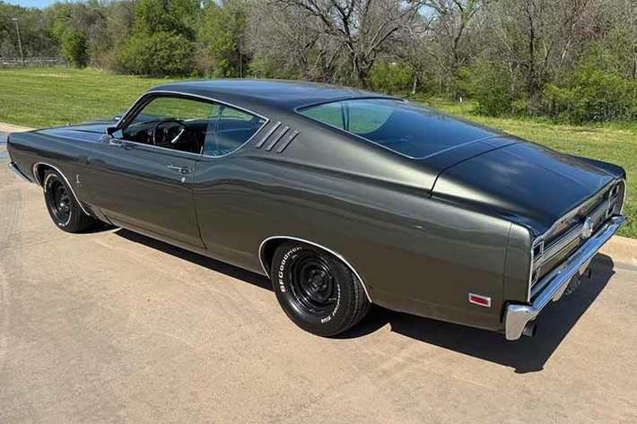 Con số này gần gấp ba lần so với chiếc 428 Cobra Jet, có giá 133 đô la! Ghế kiểu thể thao và hệ thống lái trợ lực cũng là những tùy chọn bổ sung tốn kém (lần lượt là 120 đô la và 100 đô la). Theo quảng cáo trên eBay, chiếc xe này đã trải qua phần lớn thời gian ở Texas cho đến khi được đưa đến New York vào năm 2024.