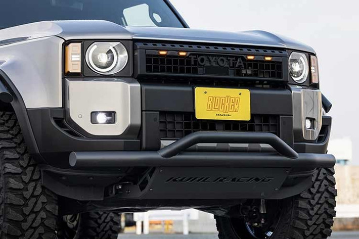 Tấm chắn gầm xe giúp chiếc SUV Toyota Land Cruiser 250 này có thể bảo vệ phần thân dưới, trong khi giá nóc đầy đủ hỗ trợ thanh đèn LED IPF 40 inch được lắp đặt ở phía trên, cùng với giá chở đồ trên nóc xe.