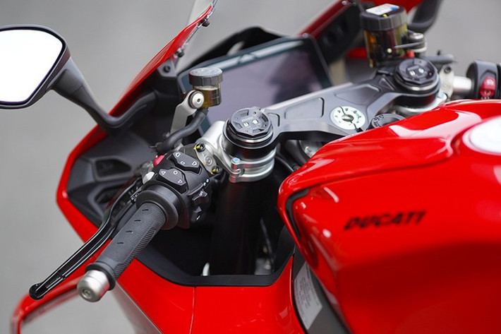 Ducati Panigale V4 mới có khung trước được nâng cấp cứng hơn 40% và nhẹ hơn 3,47 kg so với 4,2 kg. Màn hình hiển thị thông số kỹ thuật 6,9 inch có giao diện cảm hứng từ MotoGP, thể hiện g-Meter, Power &amp; Torque... để kiểm soát xe chính xác hơn.