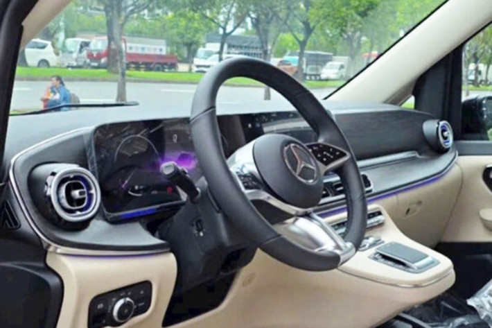 Mercedes-Benz V-Class 2025 được nâng cấp đáng kể về khả năng vận hành. Xe được trang bị động cơ 2.0L tăng áp, cho công suất 231 mã lực và mô-men xoắn cực đại 370 Nm. Động cơ đi kèm hộp số tự động 9 cấp và hệ dẫn động cầu sau. So với bản cũ, động cơ mới mạnh mẽ và linh hoạt hơn, đáp ứng nhu cầu vận hành cả ở đô thị lẫn đường trường.