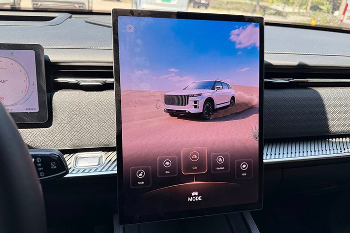 Jaecoo J7 AWD Individual sở hữu hệ thống camera toàn cảnh 540 độ, cho phép người lái quan sát giả lập khu vực gầm xe 180 độ. Xe còn có màn hình hiển thị thông tin trên kính lái (HUD) và hệ thống giám sát mức độ tập trung của tài xế (DMS), giúp tăng cường sự an toàn trong quá trình vận hành.