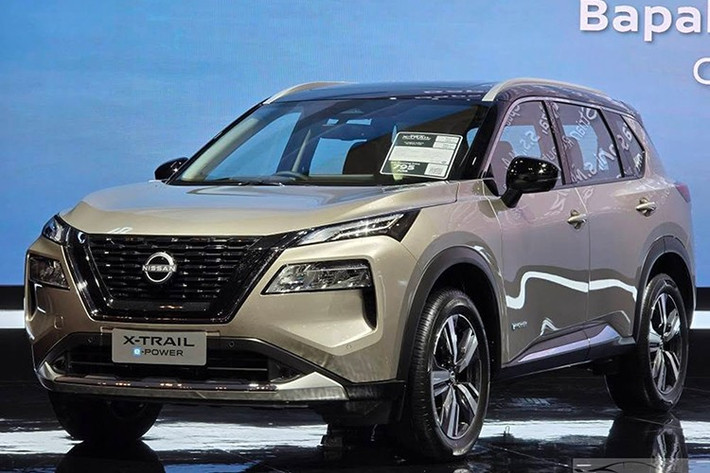 Đáng chú ý, Nissan sẽ nhập khẩu X-Trail e-POWER e-4ORCE nguyên chiếc từ Nhật Bản, tương tự mẫu SERENA e-POWER C28 đã ra mắt tại Thái Lan vào năm 2024. Dự kiến, mức giá của X-Trail sẽ cao hơn đôi chút so với SERENA, phản ánh đúng định vị sản phẩm tại thị trường Nhật.