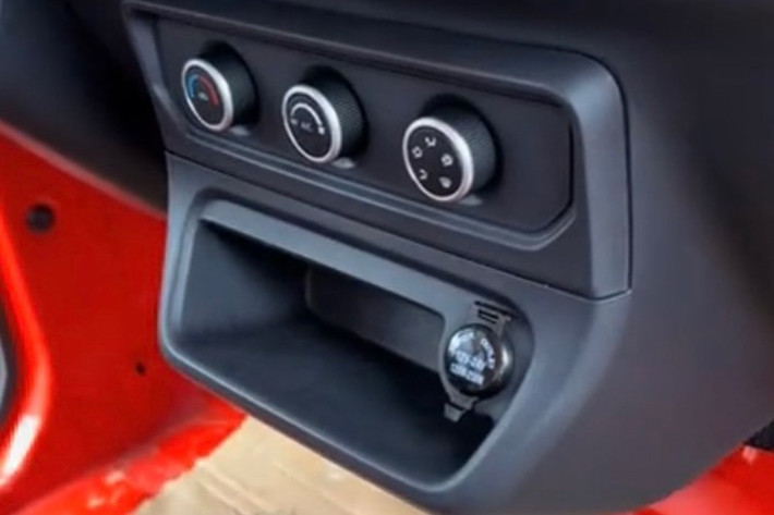 Một điểm đáng chú ý là phần ốp cửa đã loại bỏ tay quay nâng hạ kính, thay bằng kính chỉnh điện. Hai nút bấm có biểu tượng cửa sổ trên dãy phím chức năng dưới đầu radio xác nhận chi tiết này. Đây là thay đổi đáng giá, khi bản dựng trước đó từng cho thấy xe vẫn dùng cơ cấu quay tay truyền thống.