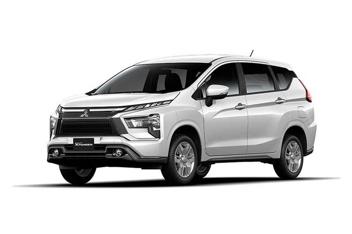 Mitsubishi Xpander MT 2026 mới thay đổi ngoại thất toàn diện, mang đến vẻ ngoài năng động đậm chất Crossover tương tự phiên bản AT Premium. Phần đầu xe sở hữu ngôn ngữ thiết kế Dynamic Shield đặc trưng với hai thanh mạ chrome chữ X bản lớn và cản trước mới sắc nét, tăng cảm giác vững chãi và ổn định khi quan sát từ phía trước.