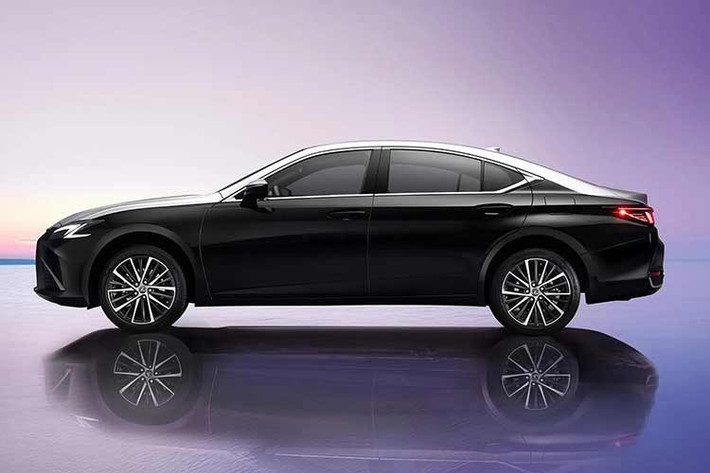 Dù nằm ở vị trí thấp nhất trong hệ thống phân cấp của dòng Lexus ES xét về cả giá bán lẫn hiệu năng, phiên bản đặc biệt Moon Shadow lại được tạo hình để trông cao cấp hơn hẳn. Điểm nhấn của Lexus ES 200 Moon Shadow nằm ở lớp sơn ngoại thất hai tông màu gợi nhớ đến những mẫu xe sang trọng mang thương hiệu Maybach và Rolls-Royce.