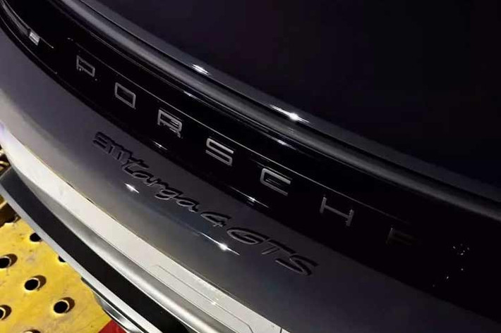 Porsche cung cấp tùy chọn đèn pha mới với công nghệ HD-Matrix LED với hơn 32.000 điểm. Cụm đèn nâng cấp có khả năng chiếu sáng đến khoảng cách hơn 600 mét. Trang bị này cũng cung cấp các chức năng bổ sung như chiếu sáng theo góc cua tùy theo chế độ lái, chiếu sáng làn đường, cảnh báo công trình và làn đường hẹp, đèn pha không gây chói mắt với độ chính xác đến từng pixel.