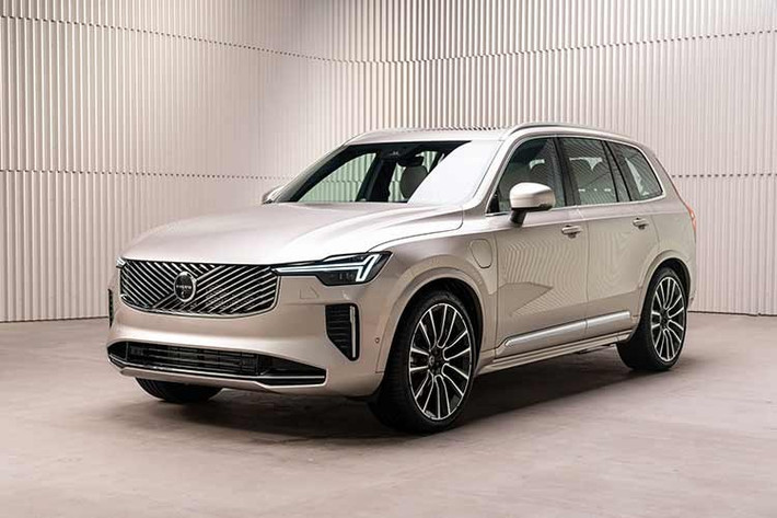 Volvo Việt Nam mới đây đã chính thức thông báo nhận đặt cọc mẫu SUV hạng sang Volvo XC90 2026 mới. Theo tiết lộ từ tư vấn bán hàng, xe sẽ chào sân thị trường Việt vào cuối tháng 3 với tên gọi đầy đủ là Volvo XC90 Ultra B5. Hiện xe đã về đại lý và có giá bán dự kiến khoảng 3,579 tỷ đồng.