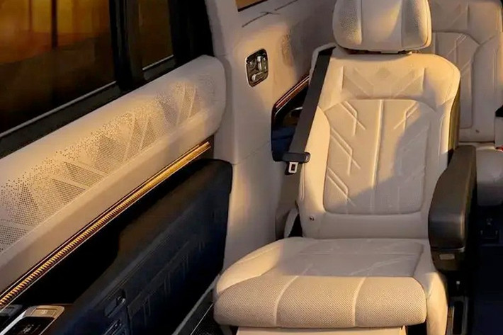 Hệ thống này có 40 kênh độc lập, công suất cực đại đạt 3.868 W. Theo tuyên bố của Zeekr, đây là một kỷ lục thế giới mới về công suất của hệ thống âm thanh trên ôtô. Bố cục loa được thiết kế theo chuẩn 9.2.4.8, bao gồm 9 loa vòm, 2 loa siêu trầm, 4 kênh trên cao và 8 kênh loa đặt ở tựa đầu, với dải tần từ 20 Hz đến 40 kHz.