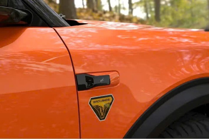 Về thiết kế, Bronco New Energy chịu ảnh hưởng rõ nét từ Bronco Sport – mẫu xe đã có mặt tại Trung Quốc. Tay nắm cửa phẳng và kiểu dáng tổng thể có thể khiến nhiều người lầm tưởng đây là bản nâng cấp giữa vòng đời. Tuy nhiên, số đo cho thấy đây là một chiếc xe hoàn toàn khác biệt.