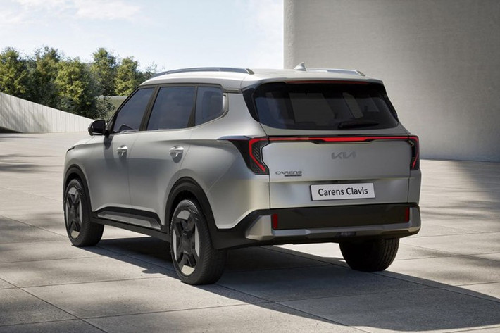 Khả năng tăng tốc của xe khá ấn tượng: 0–100 km/h chỉ trong 9,5 giây với bản tiêu chuẩn và 8,4 giây với bản cao cấp. Tốc độ tối đa lên tới 166 km/h. Ngoài hiệu năng tốt, Carens Clavis EV còn ghi điểm nhờ trải nghiệm vận hành linh hoạt. Hệ thống phanh tái tạo năng lượng có 4 mức độ, cho phép người lái điều chỉnh qua lẫy chuyển số phía sau vô-lăng.