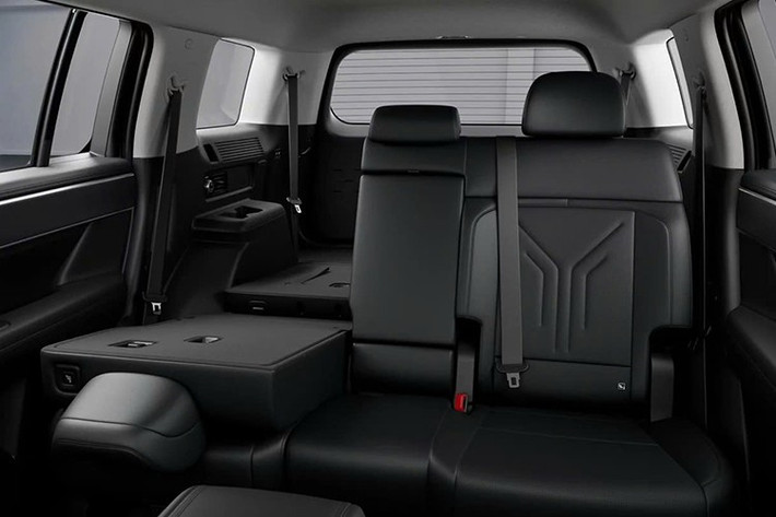 Bản cao cấp Prestige có thêm cửa sổ trời toàn cảnh mở điện, cụm đồng hồ kỹ thuật số 12,3 inch và ghế lái nhớ vị trí. Xe còn có camera 360 độ, cảm biến hỗ trợ đỗ xe trước/sau, hệ thống cảnh báo va chạm khi đỗ xe PCA-R và hiển thị điểm mù trên màn hình kỹ thuật số.