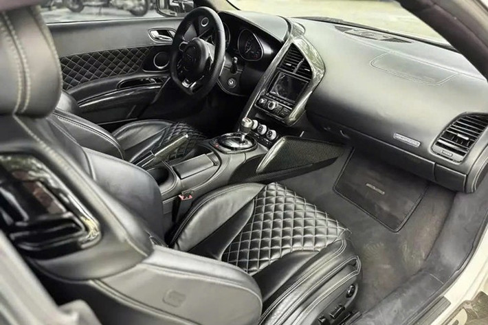 Siêu xe Audi R8 này không được độ lại động cơ, nguyên bản, "trái tim" của siêu xe này sử dụng động cơ V8, dung tích 4,2 lít, sản sinh công suất tối đa 420 mã lực tại vòng tua máy 7.800 vòng/phút và mô-men xoắn cực đại 430 Nm tại vòng tua 4.500-6.000 vòng/phút.