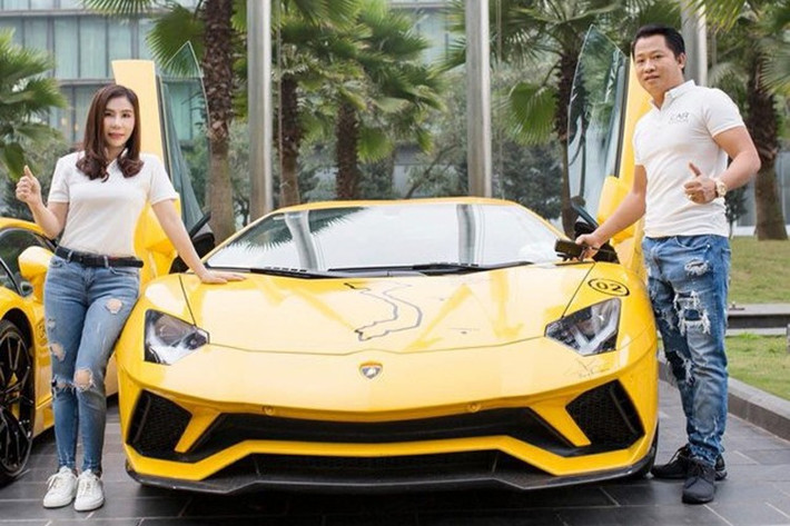 Ngoài bộ sưu tập siêu xe trị giá hàng trăm tý đồng, vợ chồng doanh nhân thẩm mỹ này còn sở hữu biệt phủ có diện tích hàng nghìn m2 tại TP.HCM với nhiều nội thất xa hoa. Vợ chồng doanh nhân này từng khiến mạng xã hội xôn xao khi tổ chức tiệc tân gia linh đình vào năm 2024.