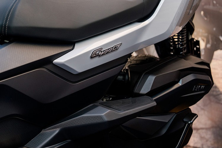 Ở mảng tiện nghi, BMW tiếp tục thể hiện sự “chiều người dùng” của một mẫu xe cao cấp. Xe có kính chắn gió điều chỉnh độ cao, khoang chứa đồ Flexcase mở rộng được và sử dụng ty thủy lực để giữ nắp yên, yên hai tầng tích hợp tựa lưng giúp tăng thoải mái cho người lái.