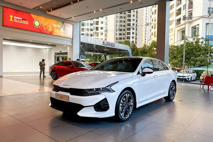 Kia K5: 23 xe ﻿K5 là mẫu xe Kia thứ 2 có mặt trong top 10 này, sau Soluto. Trong tháng 10/2025, người Việt đã mua 23 chiếc Kia K5, tăng trưởng 21%. Ngoài ra, K5 còn là mẫu sedan hạng D thứ 2 xuất hiện trong top 10, sau Honda Accord. Điều này càng chứng tỏ việc người tiêu dùng Việt hết mặn mà với xe sedan hạng D.