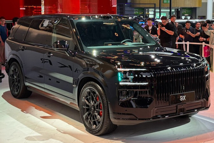 Thương hiệu xe cao cấp của Geely là Zeekr vừa công bố thêm thông tin về trang bị dành cho mẫu SUV đầu bảng mới 9X. Theo đó, xe sẽ được trang bị hệ thống âm thanh Naim đến từ Anh Quốc. Trước đây, Naim vốn là nhà cung cấp độc quyền cho thương hiệu xe siêu sang Bentley.