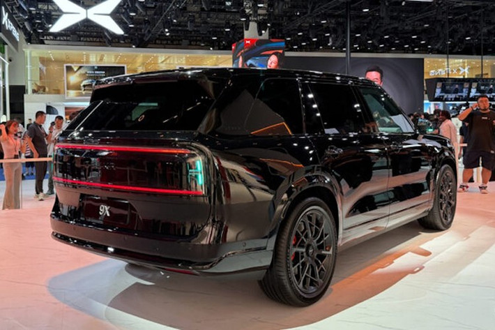 Naim từng ba lần nhận giải thưởng danh giá “Queen’s Award” của Vương quốc Anh. Trong lĩnh vực ôtô, hãng đã cung cấp các hệ thống âm thanh cao cấp cho những mẫu xe biểu tượng của Bentley như Flying Spur, Continental GT và Bentayga. Với những mẫu xe Bentley này, hệ thống âm thanh Naim trong cấu hình cao cấp nhất có thể khiến giá bán tăng thêm tới 19.000 USD.