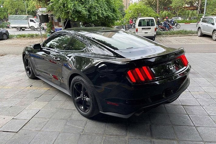 Số lượng xe Ford Mustang GT tại Việt Nam không nhiều, và giá bán cũng tầm 3 tỷ đồng cho xe cũ, vì thế, người mua chơi cũng phải thuộc diện có tiền và đam mê.