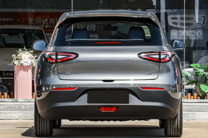 Ở vị trí thứ hai, BYD Seagull tiếp tục giữ phong độ ổn định với doanh số 174.912 xe, trung bình khoảng 30.000 xe/tháng, khẳng định sức hút của mẫu xe điện mini với thiết kế thân thiện và chi phí vận hành thấp.