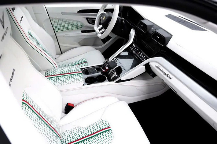 Cánh gió trên nắp cốp sau giúp tối ưu hóa luồng không khí. Venuum bố trí các khe thông gió khắp nơi, trong khi bộ khuếch tán khí phía sau được thiết kế hầm hố, tích hợp vào cản sau được thiết kế lại hoàn toàn, trông như đang cày xới mặt đường. Đó là bởi vì hãng độ cũng đã hạ thấp chiếc SUV siêu sang này bằng hệ thống treo tùy chỉnh.