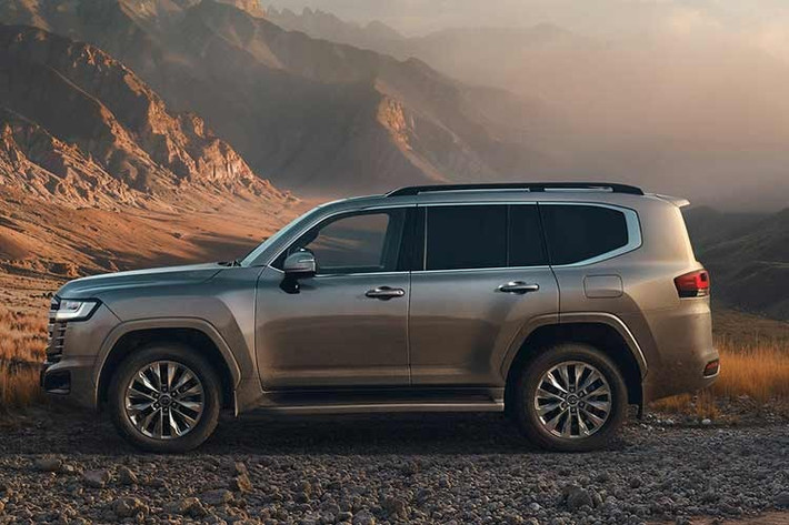 Mẫu xe SUV Toyota Land Cruiser 300 Hybrid gây ấn tượng mạnh khi sở hữu hệ truyền động hybrid với sự kết hợp của động cơ xăng V6 3.5L tăng áp kép với mô-tơ điện cho tổng công suất lên đến 457 mã lực và mô-men xoắn cực đại 790 Nm, biến đây trở thành biến thể mạnh mẽ nhất của dòng xe này từng được sản xuất.