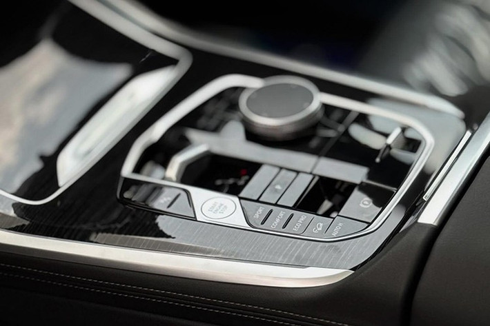 Bên trong xe là hệ thống màn hình kỹ thuật số 12,3 inch kết hợp màn trung tâm 14,9 inch chạy hệ điều hành iDrive8. Trang bị cao cấp gồm vô-lăng thể thao, trần xe bọc Alcantara (bản M Sport), nội thất gỗ sáng (bản Pure Excellence), ghế trước có sưởi/làm mát/massage, cửa sổ trời toàn cảnh với 15.000 điểm sáng và hệ thống âm thanh Harman Kardon 16 loa, công suất 464W.