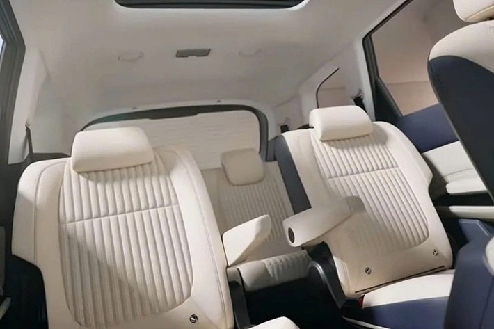 Về an toàn, mẫu MPV này đạt tiêu chuẩn hỗ trợ lái bán tự động cấp độ 2. Xe được trang bị gói công nghệ an toàn tiên tiến bao gồm kiểm soát hành trình thông minh có hỗ trợ dừng &amp; đi, cảnh báo điểm mù, giữ làn chủ động,...