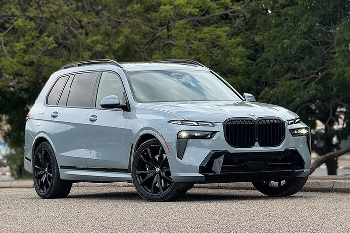 Ngoài ra, BMW X7 thế hệ mới còn được trang bị hệ thống treo khí nén thích ứng hai cầu, cùng hệ thống đánh lái bánh sau giúp cải thiện khả năng xoay trở trong đô thị và sự ổn định khi di chuyển ở tốc độ cao.