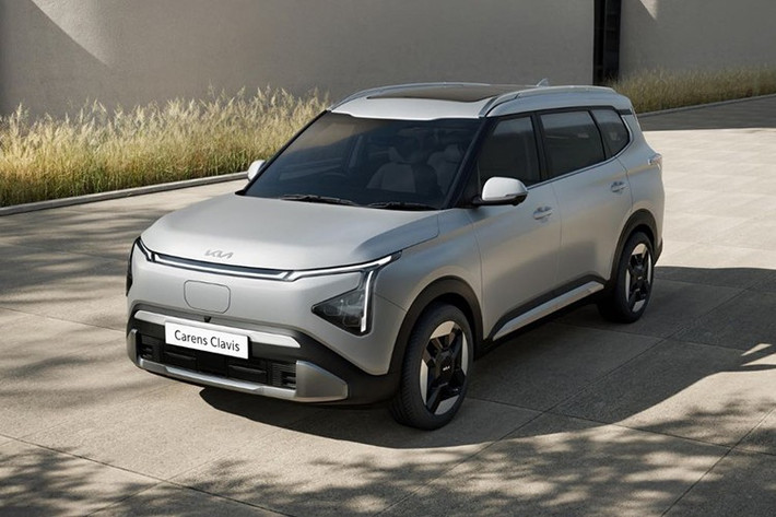 Kia Carens Clavis EV 2025 mang đến hai lựa chọn về bộ pin: bản tiêu chuẩn có dung lượng 42 kWh với khả năng di chuyển lên đến 404 km trong một lần sạc, trong khi bản pin lớn hơn 51,4 kWh có thể đạt quãng đường 490 km theo tiêu chuẩn nội địa. Khả năng sạc nhanh cũng là điểm cộng đáng chú ý – chỉ mất 39 phút để sạc từ 10% lên 80% bằng bộ sạc 100 kW.