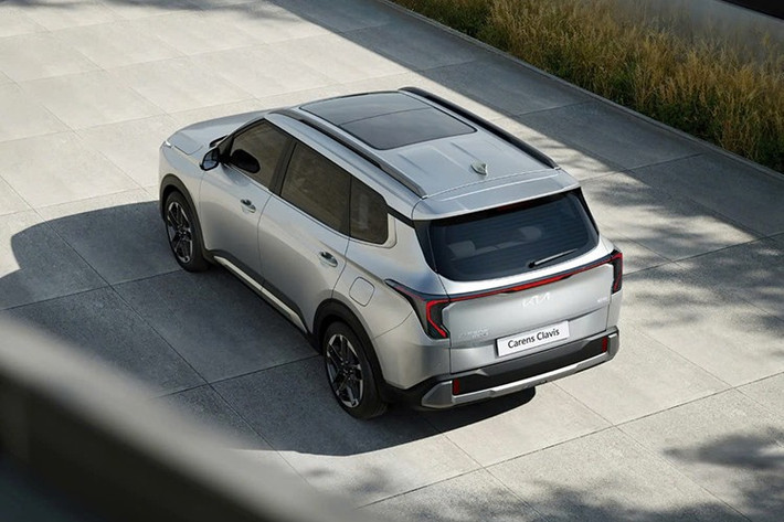 Carens Clavis EV sẽ được lắp ráp trực tiếp tại Ấn Độ, nhiều khả năng dùng chung dây chuyền với mẫu Carens dùng động cơ xăng hiện nay – mẫu xe đang có mặt tại một số thị trường như Việt Nam và Bangladesh. Đây là bước đi chiến lược của Kia trong hành trình mở rộng danh mục xe điện, hướng đến nhóm khách hàng ở các thị trường mới nổi.