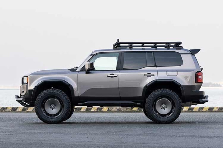 Hãng độ này cho biết đây là sự kết hợp táo bạo giữa độ bền bỉ khi off-road và thiết kế thể thao. Chúng tôi cho rằng vẻ ngoài ấn tượng khiến "pháo đài di động" này trở nên thu hút mọi ánh nhìn, bởi vì Kuhl không chỉ chú trọng đến khả năng vận hành mà còn cả vẻ bề ngoài, giống như tất cả các hãng độ xe Nhật Bản khác.