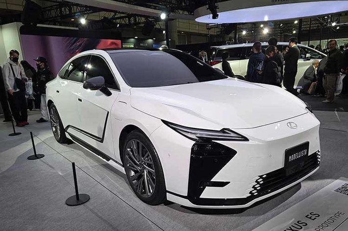 Bên cạnh các phiên bản thuần điện, Lexus vẫn tiếp tục duy trì tùy chọn hybrid với các phiên bản ES 300h và ES 350h. Hai mẫu xe này được trang bị hệ dẫn động cầu trước hoặc tùy chọn dẫn động 4 bánh, phù hợp với những khách hàng yêu thích sự kết hợp giữa hiệu quả nhiên liệu và trải nghiệm vận hành mượt mà.