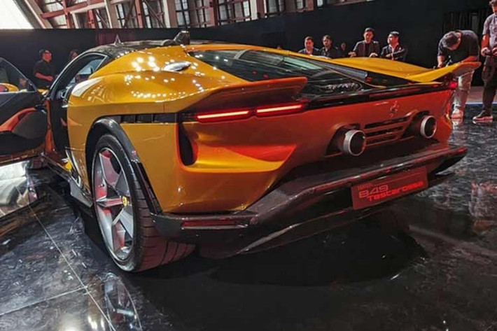 Ferrari 849 là phiên bản kế nhiệm của mẫu Ferrari SF90 Stradale đã ra mắt toàn cầu từ 2019. Ferrari giới thiệu hai biến thể mui cứng (Testarossa) và mui trần (Testarossa Spider) cùng 1 thời điểm, khác với SF90 khi được giới thiệu biến thể mui cứng trước 1 năm so với bản mui trần.