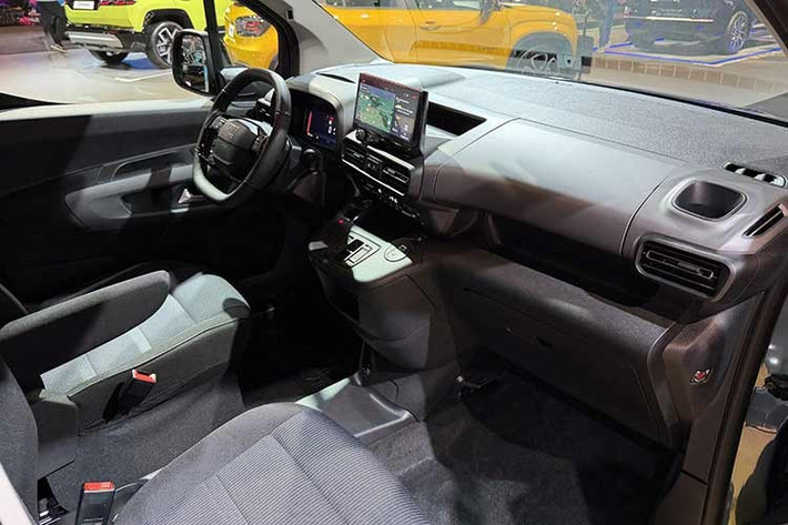 Fiat tuyên bố mẫu xe Qubo L hoàn toàn mới sẽ có không dưới 27 ngăn chứa đồ, trong khi cách bố trí ghế ngồi linh hoạt sẽ cho phép 144 sự kết hợp khác nhau.