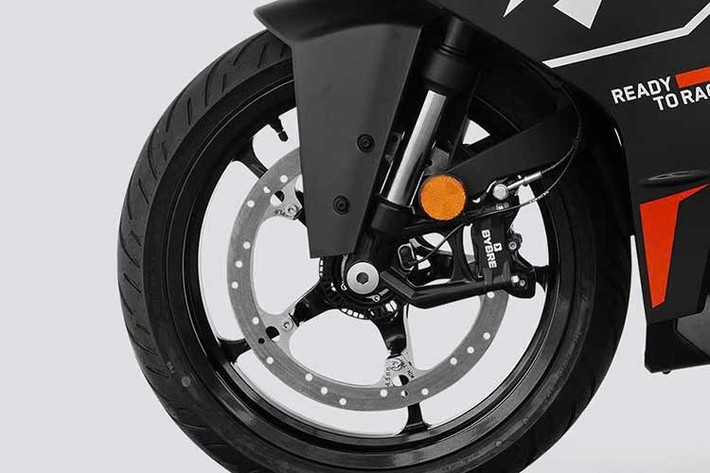 Xe sử dụng vành hợp kim 17 inch với lốp có tiết diện 110 ở phía trước và lốp 140 ở phía sau. Hệ thống phanh cũng được giữ nguyên, bao gồm đĩa phanh trước 320mm và đĩa phanh sau 230mm.