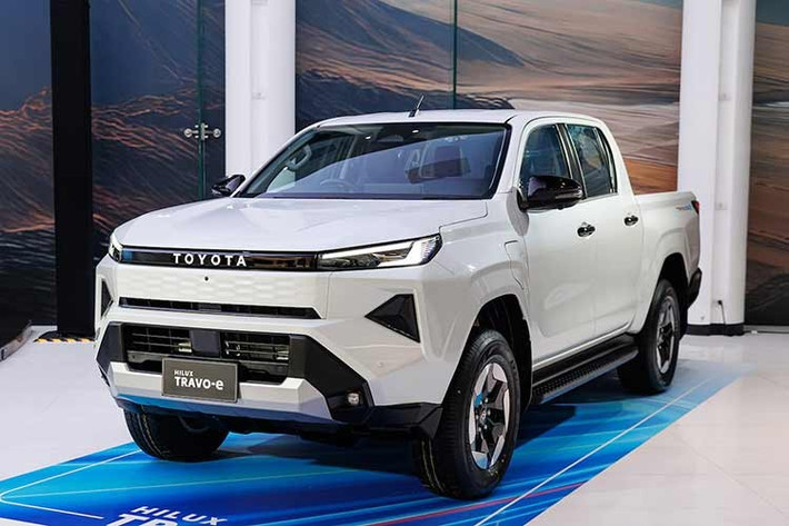 Trang bị tiêu chuẩn bao gồm đèn chiếu sáng LED projector, mâm hợp kim 17 inch, điều hòa tự động hai vùng có lọc bụi PM2.5, bảng đồng hồ kỹ thuật số 12.3 inch, màn hình giải trí cảm ứng 12.3 inch hỗ trợ Apple CarPlay/Android Auto không dây, sạc điện thoại không dây và hệ thống âm thanh 8 loa. Nội thất bọc da Softex, ghế lái chỉnh điện 8 hướng...