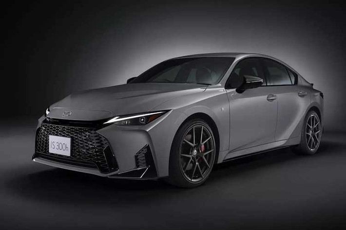 Sau khi được ra mắt toàn cầu vào tháng 9 năm ngoái, Lexus IS facelift 2026 đã được ra mắt tại thị trường nội địa của Toyota là Nhật Bản. Tuy nhiên khác với phần còn lại của thế giới, xe sẽ có một bản đặc biệt mang tên F Sport Mode Black V.