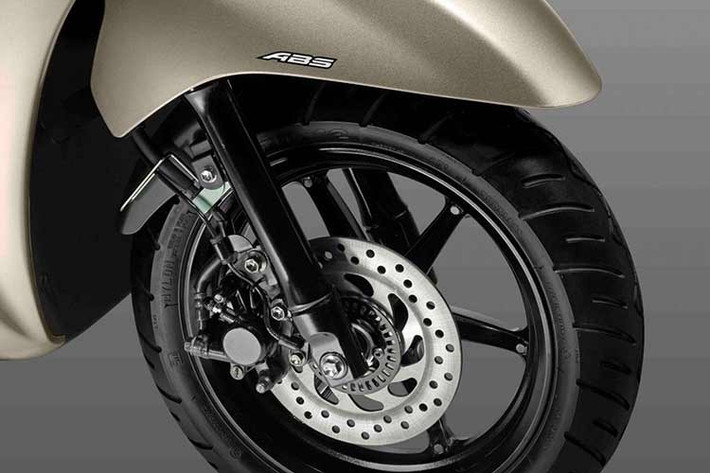 Bộ lốp không săm bản rộng kích thước 110/70 – 12 inch cho cả bánh trước và sau giúp xe vận hành đầm chắc, ổn định trong điều kiện giao thông đô thị. Hệ thống phanh gồm phanh đĩa trước và phanh tang trống sau, hướng đến sự cân bằng giữa hiệu quả sử dụng, độ an toàn và chi phí vận hành.