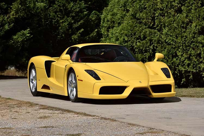 Điều đó có thể giải thích lý do tại sao chiếc Ferrari Enzo 23 năm tuổi này chỉ đi được 649 dặm trong suốt vòng đời của nó, tức là chỉ 28 dặm mỗi năm. Số dặm đó có lẽ được tích lũy trong quá trình bốc dỡ xe từ xe kéo đến đại lý để bảo dưỡng hoặc đến các triển lãm xe để trưng bày.
