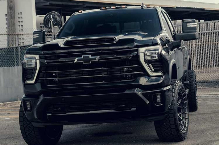 Thực tế, Chevy Silverado đã có doanh số giao hàng quý IV tốt nhất kể từ năm 2020, và mặc dù vẫn xếp sau Ford F-Series về doanh số, nhưng nó hoàn toàn có thể bù đắp sự khác biệt về kiểu dáng, ngay cả khi đó là các mẫu xe hạng nặng. Nếu bạn cần một ví dụ, đây là một bản độ xe chỉ cần sơn màu đơn sắc và thêm một vài bộ mâm xe độ độc đáo để nổi bật giữa đám đông.