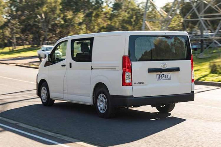 Tuy nhiên, điểm nhấn quan trọng nhất lại nằm ở khoang cabin, nơi sự "già cỗi" thường thấy đã hoàn toàn biến mất để nhường chỗ cho hơi thở công nghệ. Lần đầu tiên, người dùng được trải nghiệm màn hình cảm ứng trung tâm 8 inch và bảng đồng hồ kỹ thuật số 7 inch hiện đại.