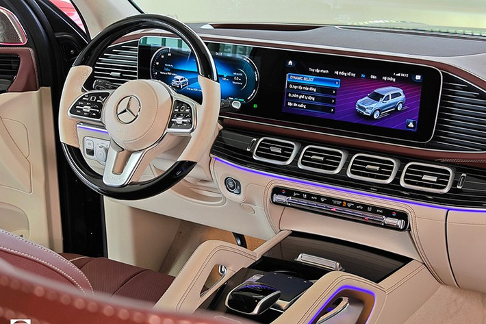 Ghế của mẫu xe SUV hạng sang này có thể ngả lưng tới 43,5 độ, đồng thời duỗi chân rộng tối đa 1.103 mm, đi kèm loạt tiện ích như màn hình giải trí riêng, bàn làm việc, hệ thống điều hòa độc lập và tủ lạnh mini.