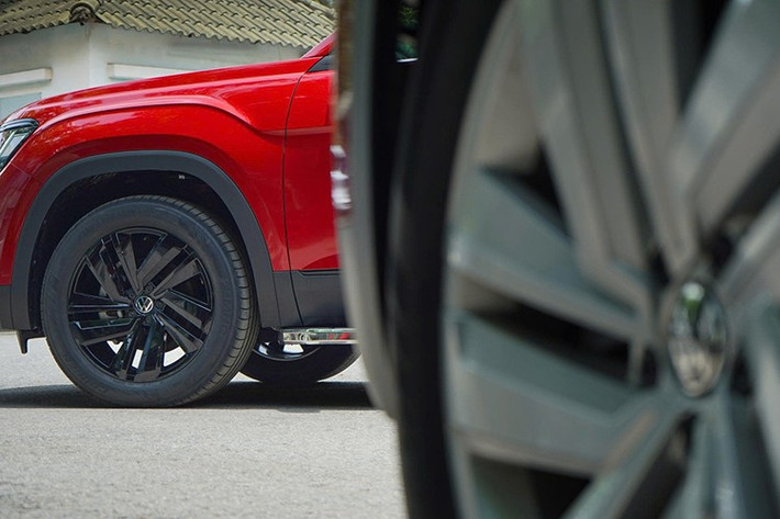 Chưa hết, Volkswagen Teramont Limited Black Edition còn sở hữu những trang bị tiện nghi giống Teramont Limited Edition như bệ bước chân mới, hỗ trợ việc lên/xuống xe, và cửa cốp chỉnh điện có thêm cảm biến đá cốp để mở rảnh tay.