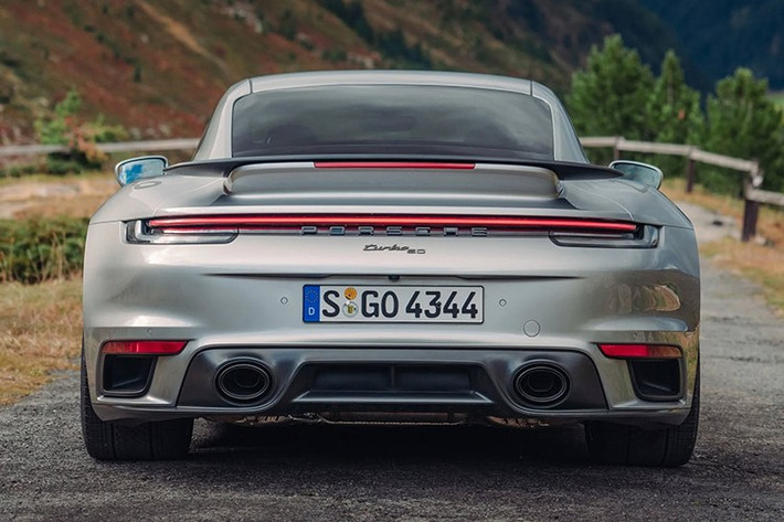 Khách hàng có thể nâng cấp bộ tem "50 years turbo" và "PORSCHE" cỡ lớn trên thân xe, hoặc bộ tem "Heritage Design 50 Years Turbo" từ gói trang bị 1 tỷ đồng ở trên.